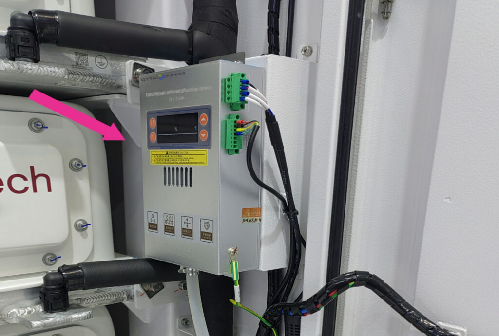 Energy storage rack dehumidification device